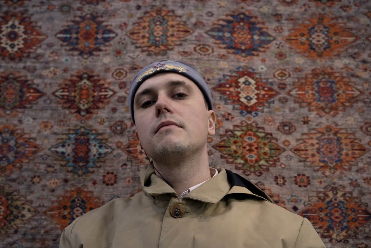 SOBIVAN на фоне ковра